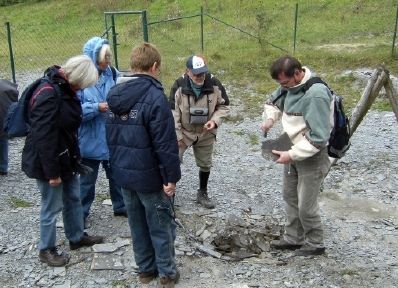 Das Bild zeigt Teilnehmer einer Exkursion auf dem Geologischen Lehrpfad.